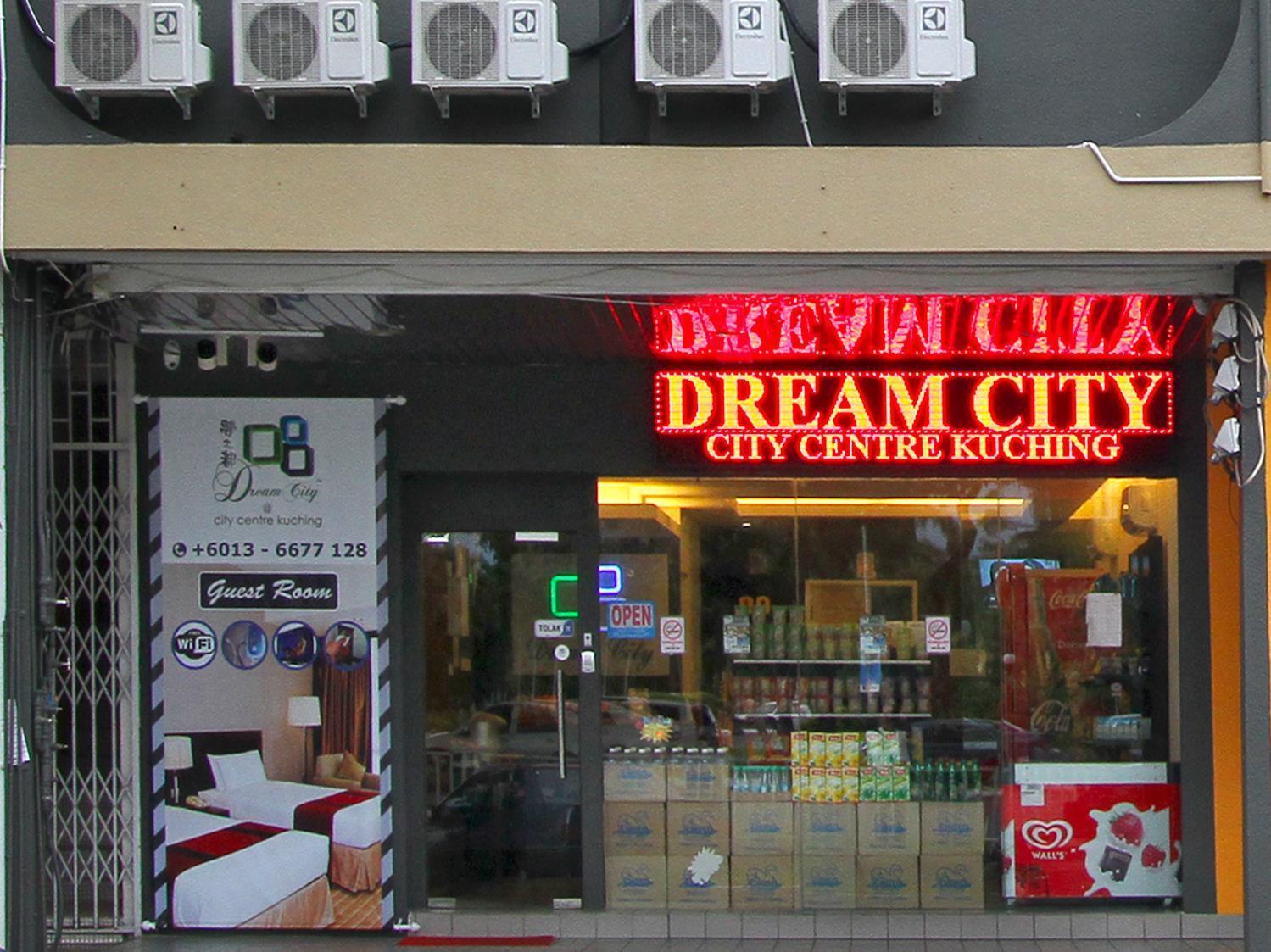Dream City Kuching Buitenkant foto